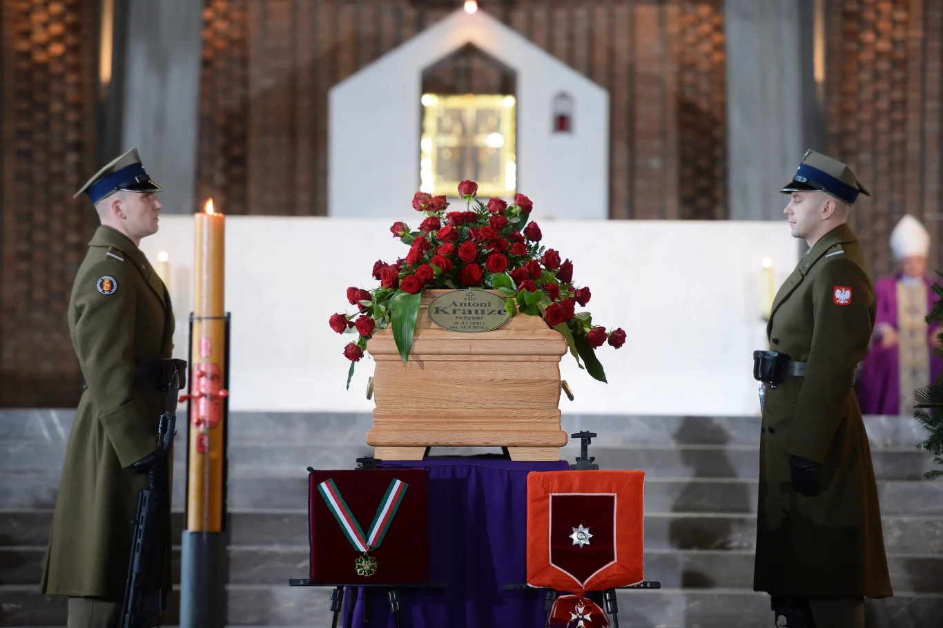 Wcześniej w kościele ojców Dominikanów na warszawskim Służewie odbyła się msza pogrzebowa twórcy m.in. "Palca Bożego", "Prognozy pogody" "Czarnego czwartku. Janek Wiśniewski padł" i "Smoleńska".