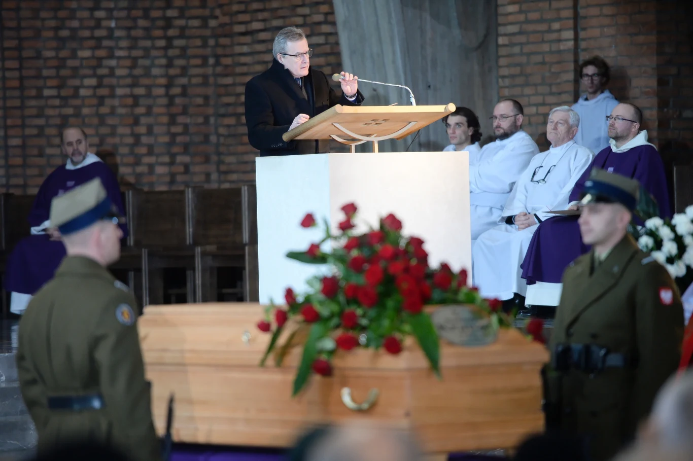 "Odejście Antoniego Krauzego sprawia, że polska kultura ubożeje o kolejną wybitną postać. Jestem jednak przekonany, że zarówno jego mistrzowskie dzieła, jak i niezwykła osobowość będą trwały w naszej pamięci, jako wzór wspaniałego wykorzystania talentu na rzecz sztuki, na rzecz kultury, ale może przede wszystkim na rzecz Polski" - podkreślił na pogrzebie minister kultury Piotr Gliński.