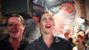 Członkowie Pub Choir śpiewają "Zombie" The Cranberries