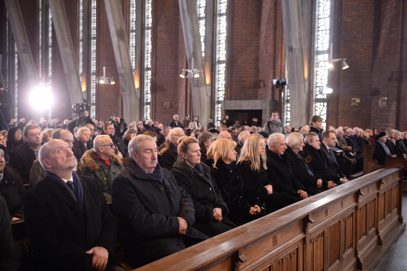Antoni Macierewicz, Ewa Kochanowska, Ewa Błasik, Małgorzata Wassermann, Piotr Naimski, Ryszard Terlecki, Piotr Gliński i Adam Kwiatkowski podczas mszy świętej w kościele ojców Dominikanów na warszawskim Służewie