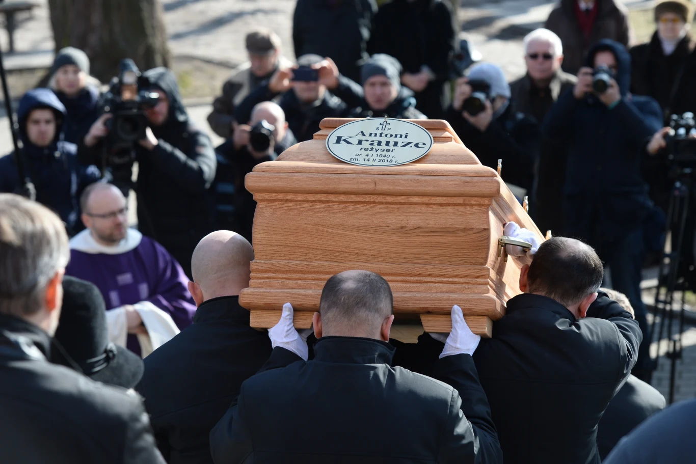 "'Niczego tak naprawdę nie potrzebuję do życia, poza prawem do życia w prawdzie'" - powiedział kilka lat temu w jednym z wywiadów św. pamięci Antoni Krauze. Ta potrzeba i wyrastające z niej dążenie cechowały całą jego ziemską drogę we wszystkich wymiarach tej wędrówki jako artysty, jako Polaka, jako człowieka. O tę prawdę walczył z odwagą, nieugięcie, wbrew licznym przeciwnościom losu. Walczył z determinacją właściwą tylko ludziom wewnętrznie wolnym, świadomym tego, że za niezależność i za prawdę bardzo często przychodzi płacić wysoką cenę" - napisał Kaczyński.