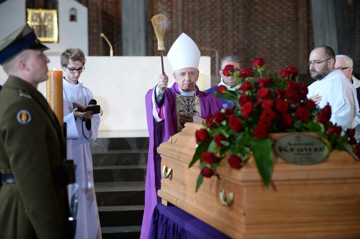 "Antku, tak jak nie zapomnimy ciebie, tak nie zapomnimy twojej postawy. Dziękujemy i jesteśmy wdzięczni za twoją pracę, odwagę i wierność. Wierność i nieskazitelność charakteru - to cechuje tylko największych. Ale wierzę, że dzięki tobie będą też inni, następni - podobni. Bo mają wzór. Niezłomności, artyzmu i przyzwoitości. Spoczywaj w pokoju" - dodał minister kultury.