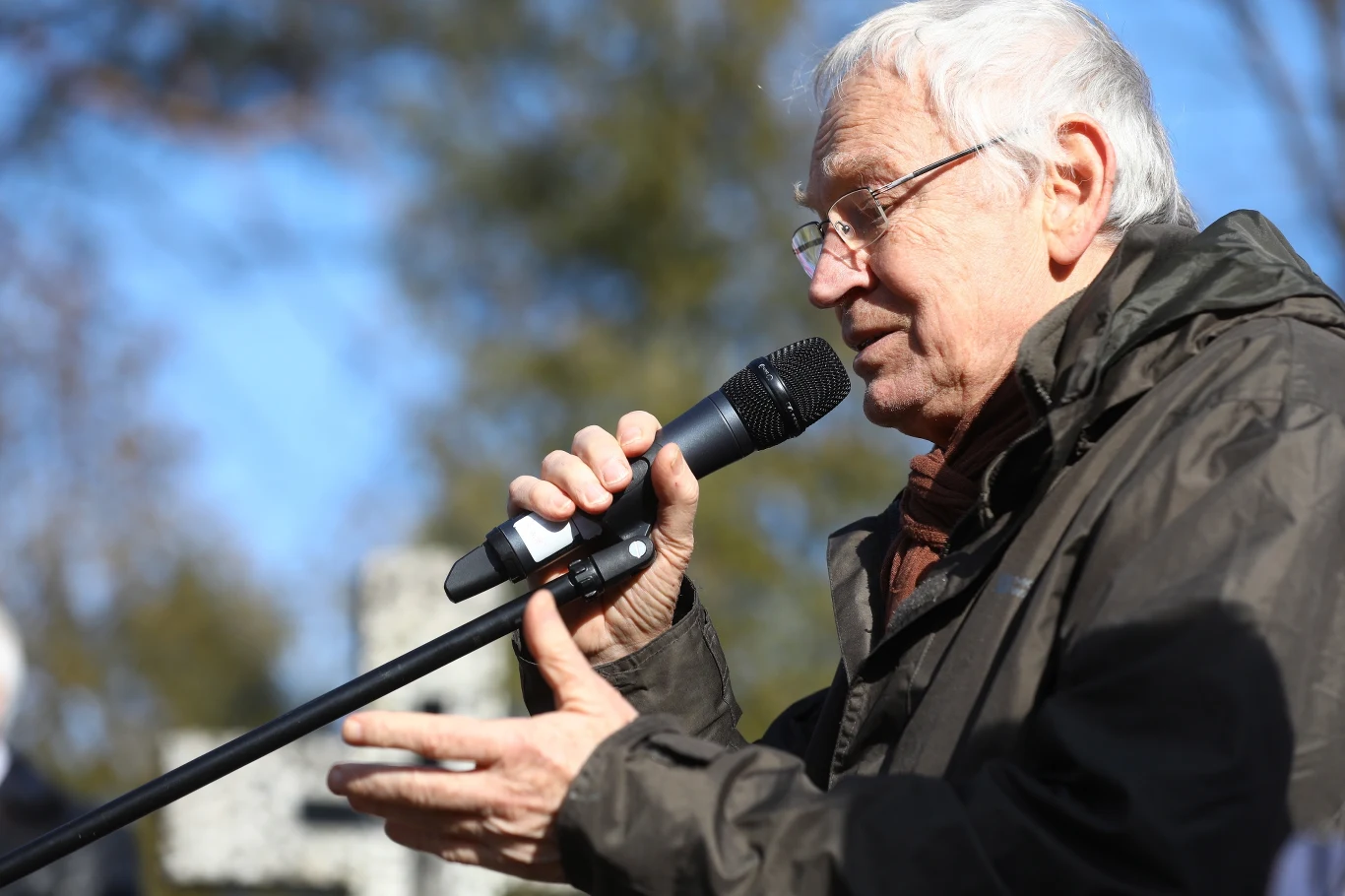 Leszek Długosz, związany z "Piwnicą pod Baranami", powiedział na cmentarzu, że Krauze najlepiej oddał fenomen "Piwnicy pod Baranami". "Ty, jak napisałem to w mojej książce o 'Piwnicy', najlepiej oddałeś fenomen tego kabaretu, tego zjawiska artystycznego, tych ludzi. W twoich filmach najwierniej uchwyciłeś atmosferę, budulec i to, co się nazywa tak niejasno 'piwnicznością'" - podkreślił Długosz.