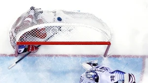 Bramkarz USA Ryan Zapolski krążka nie wpuścił do siatki. Wpadł tam za to Czech Petr Koukal.