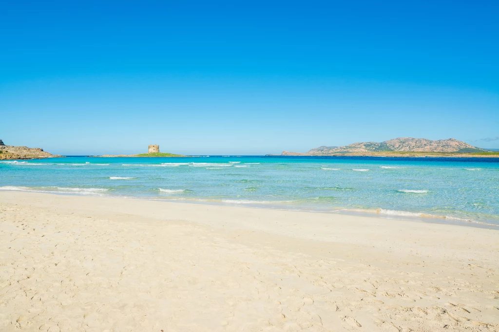 Plaża La Pelosa słynie z białego piasku, którego nie wolno stamtąd wywozić. Zabronione jest nawet przynoszenie własnych ręczników, do których mógłby się przyczepić. 