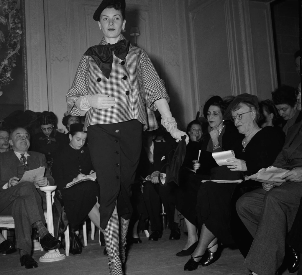  Dior jako jeden z pierwszych projektantów pozwolił fotografom udokumentować zaprezentowaną na pokazie kolekcję