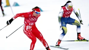 Justyna Kowalczyk (L) i Szwedka Charlotte Kalla (P) na trasie drużynowego sprintu