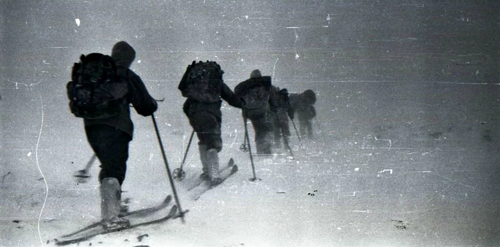  Burze śnieżne, kilkumetrowa pokrywa białego puchu i temperatura spadająca nawet do –20°C przysporzyły sporo kłopotów dziewięcio osobowej ekspedycji w północnej części Uralu. Jej członkowie z trudem torowali sobie drogę przez Cholat Sjakl, czyli w języku lokalnego plemienia Mansów – Górę Umarłych. Zginęli w nocy 2 lutego 1959 roku