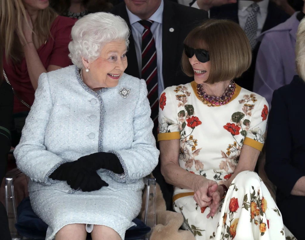 Ubrana w szaroniebieski tweedowy komplet, królowa wydawała się nieco zakłopotana oglądając kolekcję Richarda Quinna