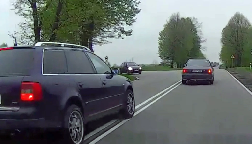 Wyprzedzanie na ciągłej linii i przed skrzyżowaniem jest szczególnym rodzajem bezmyślności Wyprzedzanie na ciągłej linii i przed skrzyżowaniem jest szczególnym rodzajem bezmyślności