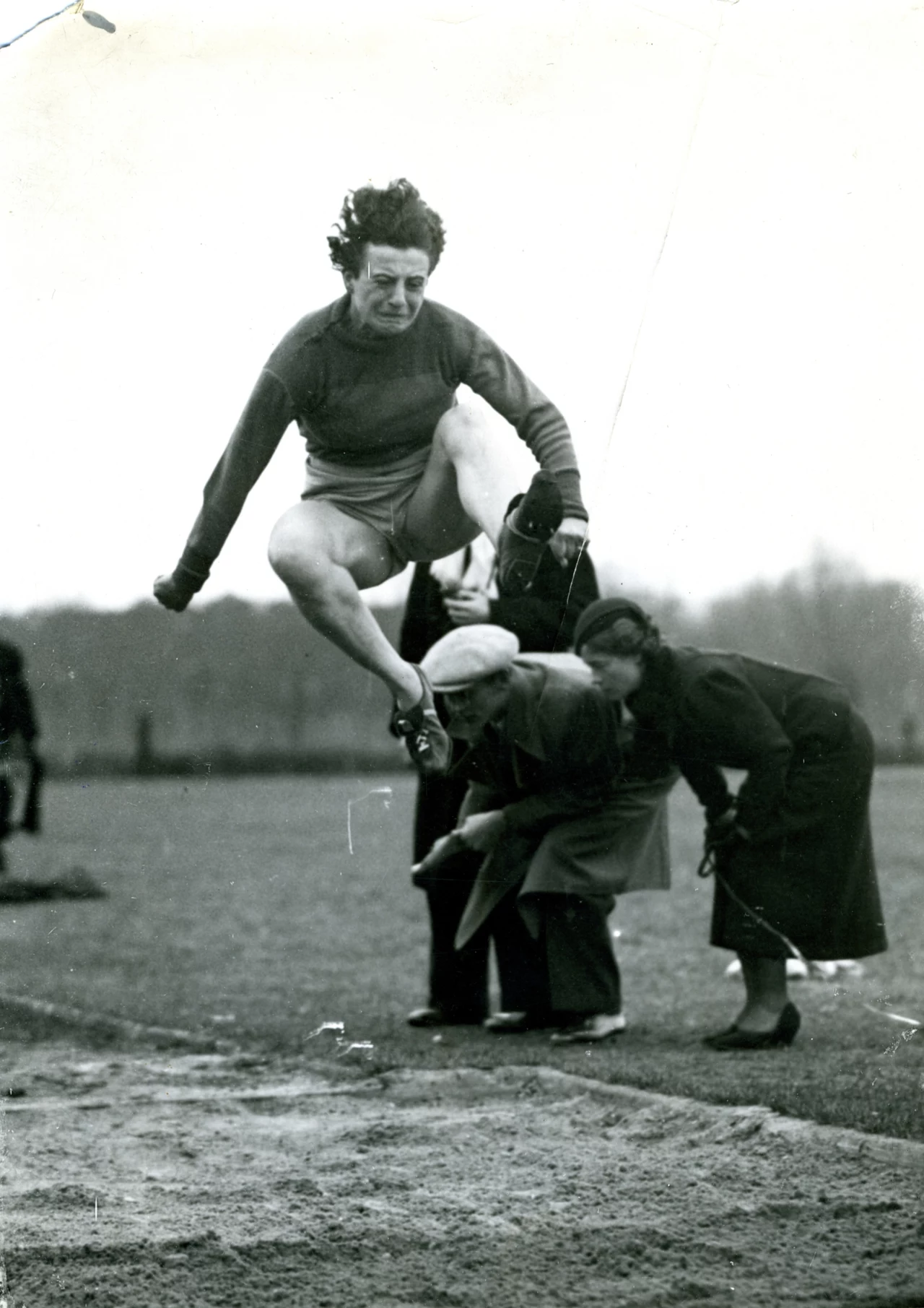 Danuta Sikorzanka wykonuje skok w dal podczas zawodów lekkoatletycznych w Centralnym Instytucie Wychowania Fizycznego w Warszawie, 26.03.1934, Muzeum Sportu i Turystyki w Warszawie Danuta Sikorzanka wykonuje skok w dal podczas zawodów lekkoatletycznych w Centralnym Instytucie Wychowania Fizycznego w Warszawie, 26.03.1934, Muzeum Sportu i Turystyki w Warszawie