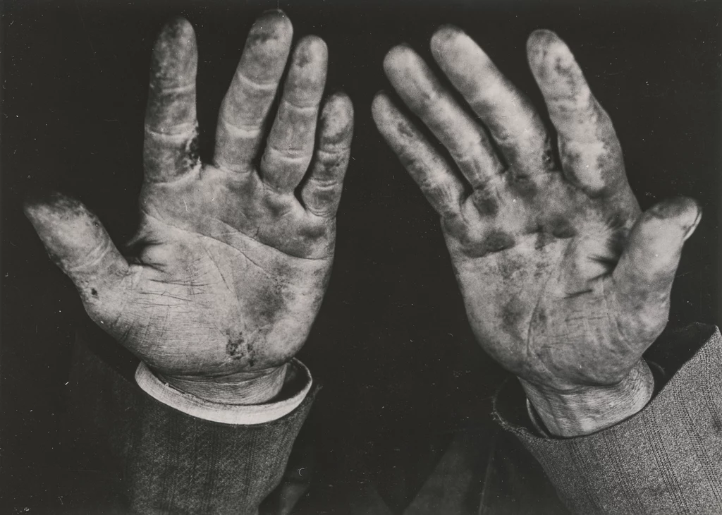 Janina Mierzecka, z cyklu Ręka pracująca, 1924–1938, repr. za: Henryk Mierzecki, Ręka pracująca. 120 tablic fotograficznych, Warszawa 1947, kolekcja Łukasza Gorczycy Janina Mierzecka, z cyklu Ręka pracująca, 1924–1938, repr. za: Henryk Mierzecki, Ręka pracująca. 120 tablic fotograficznych, Warszawa 1947, kolekcja Łukasza Gorczycy