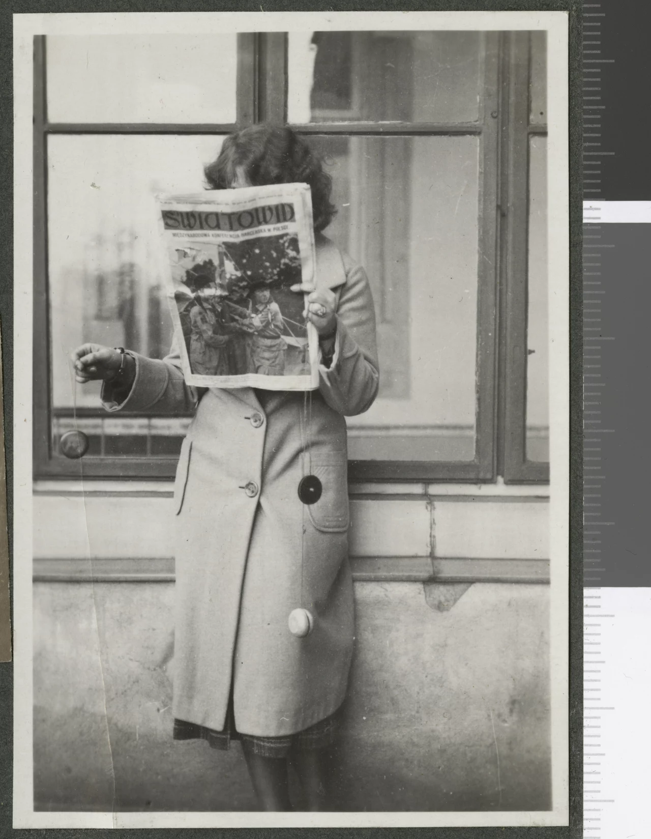 Zofia Mussilowa z d. Kosińska zasłonięta gazetą „Światowid” z zabawką jo-jo w rękach, 1932, Muzeum Historii Fotografii w Krakowie Zofia Mussilowa z d. Kosińska zasłonięta gazetą „Światowid” z zabawką jo-jo w rękach, 1932, Muzeum Historii Fotografii w Krakowie