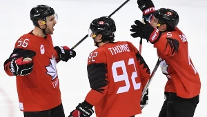 Maxim Noreau (z lewej) zapewnił wygraną Kanadzie