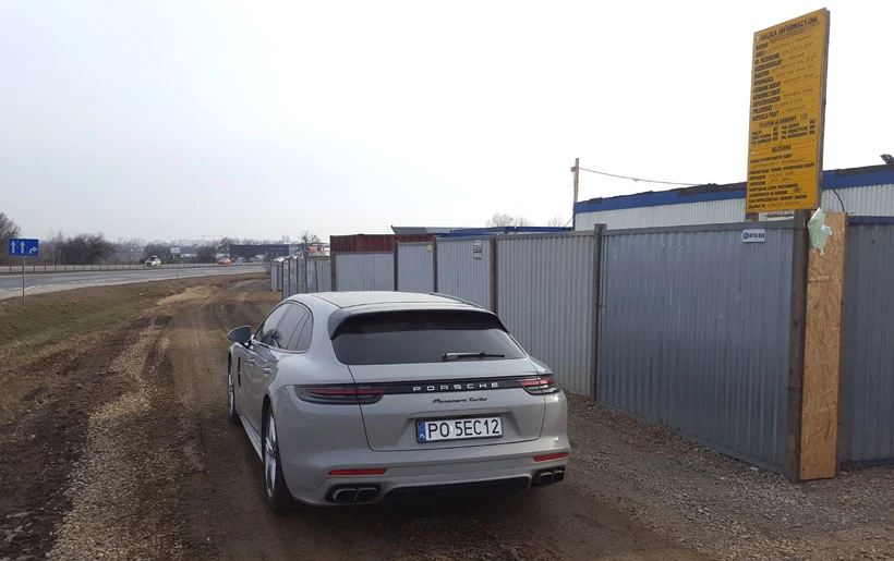 Trwa budowa salonu  Porsche w Krakowie. Powstanie przy ul.  Jasnogórskiej. Inwestorem jest firma Auto Premium Kus