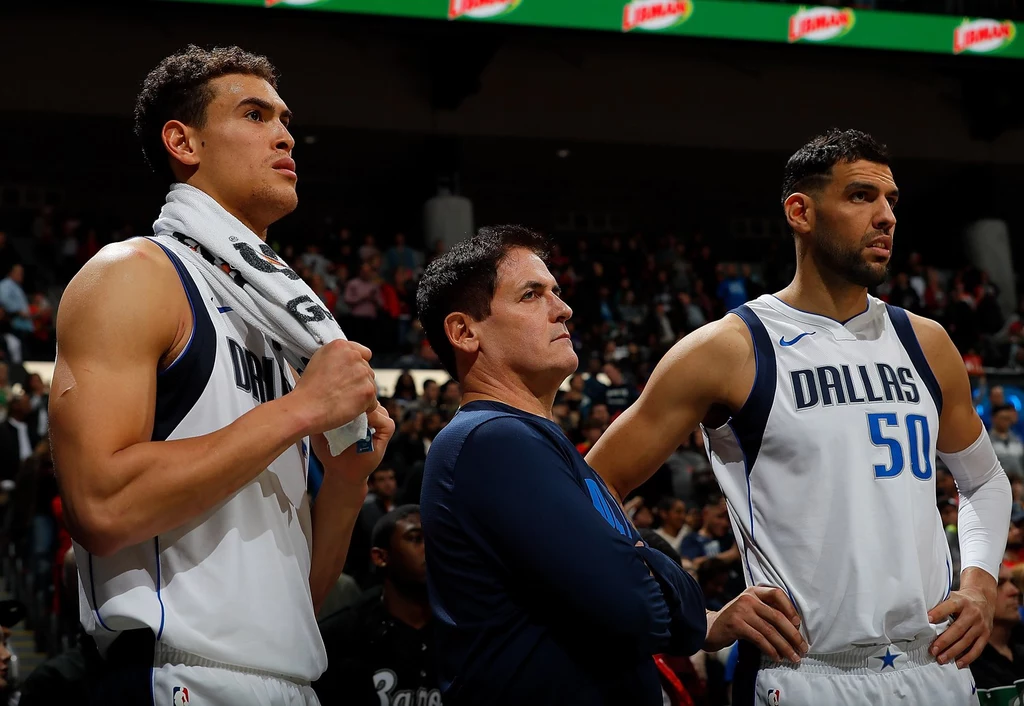 Mark Cuban (w środku) i koszykarze z Dallas Mark Cuban (w środku) i koszykarze z Dallas