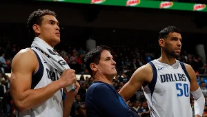 Mark Cuban (w środku) i koszykarze z Dallas