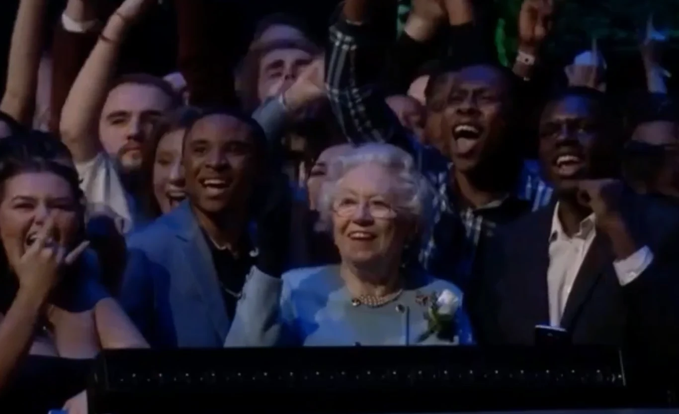 "Królowa Elżbieta" na widowni podczas gali Brit Awards 2018 "Królowa Elżbieta" na widowni podczas gali Brit Awards 2018
