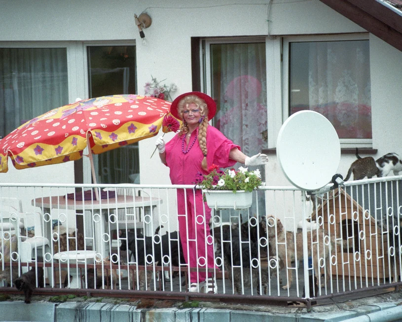 Violetta Villas na tarasie swojego domu w Lewinie Kłodzkim, 1999 r. Violetta Villas na tarasie swojego domu w Lewinie Kłodzkim, 1999 r.