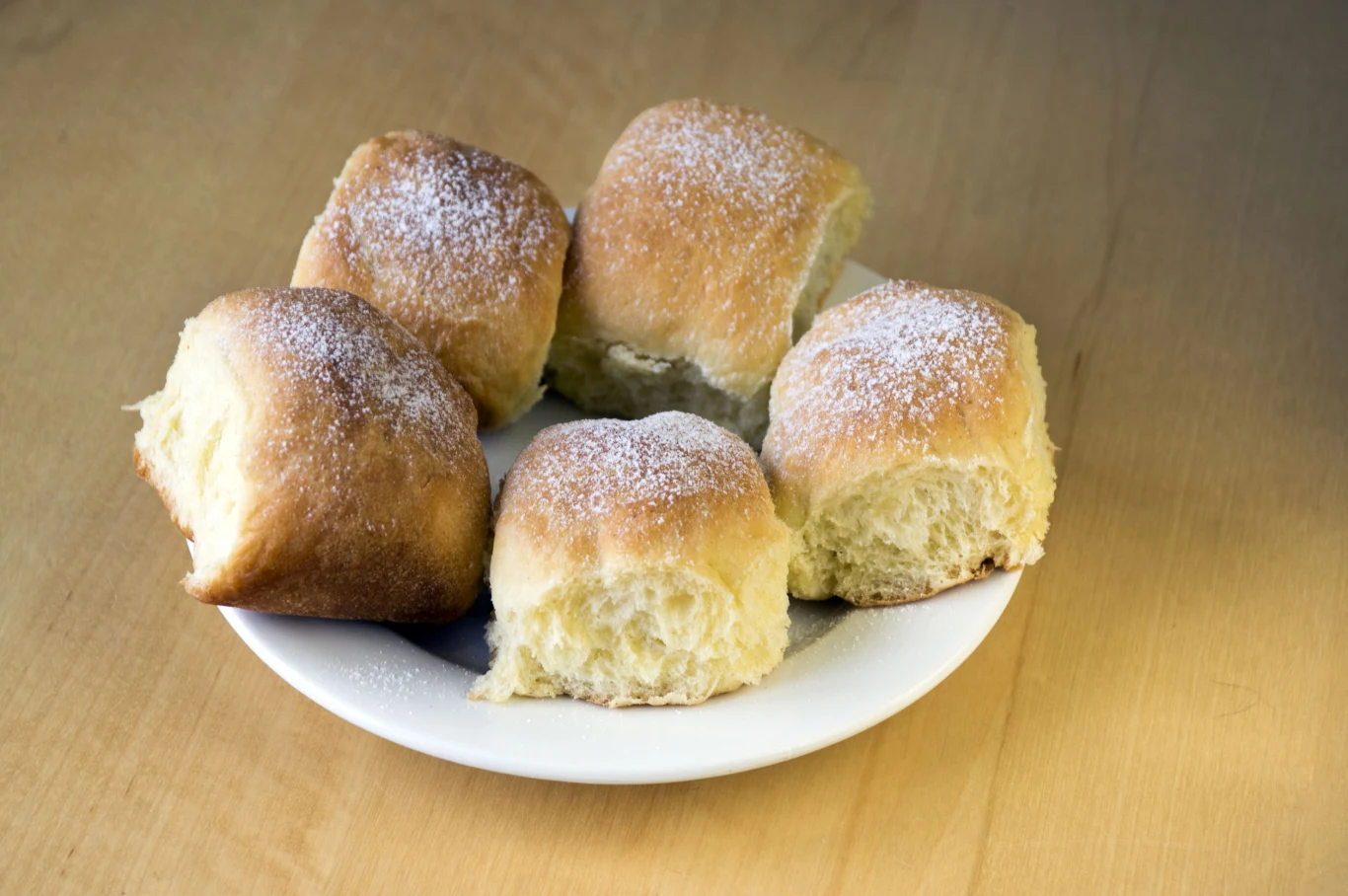 Bułeczki świetnie smakują między innymi z dżemem Bułeczki świetnie smakują między innymi z dżemem