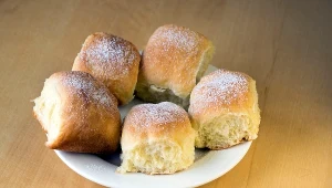 Te drożdżowe bułeczki rozpływają się w ustach. Prosty przepis i smak jak u babci