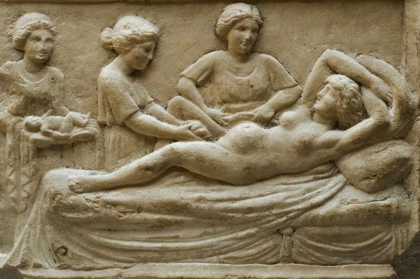 Marmurowa tablica przedstawiająca rodzącą kobietę, znaleziona w Ostii, antycznym mieście portowym starożytnego Rzymu.