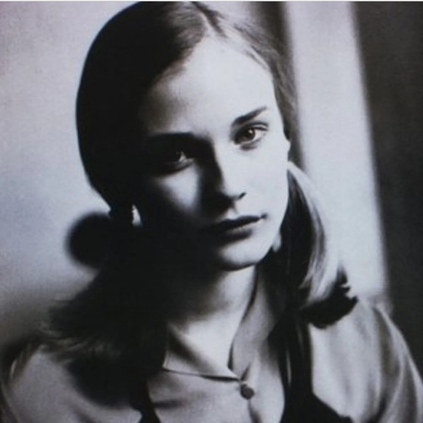 Aktorstwo nie było jednak pierwszym życiowym wyborem Kruger. Od dziecka marzyła ona bowiem o tym, by zostać baletnicą. Kiedy poważna kontuzja uniemożliwiła jej karierę prima baleriny, w wieku zaledwie 15 lat rozpoczęła w Paryżu karierę modelki. Współpracowała wówczas z najbardziej prestiżowymi markami, takimi jak Chanel, Dior, Yves Saint Laurent czy Giorgio Armani, pojawiła się też na okładce legendarnego francuskiego "Vogue'a".