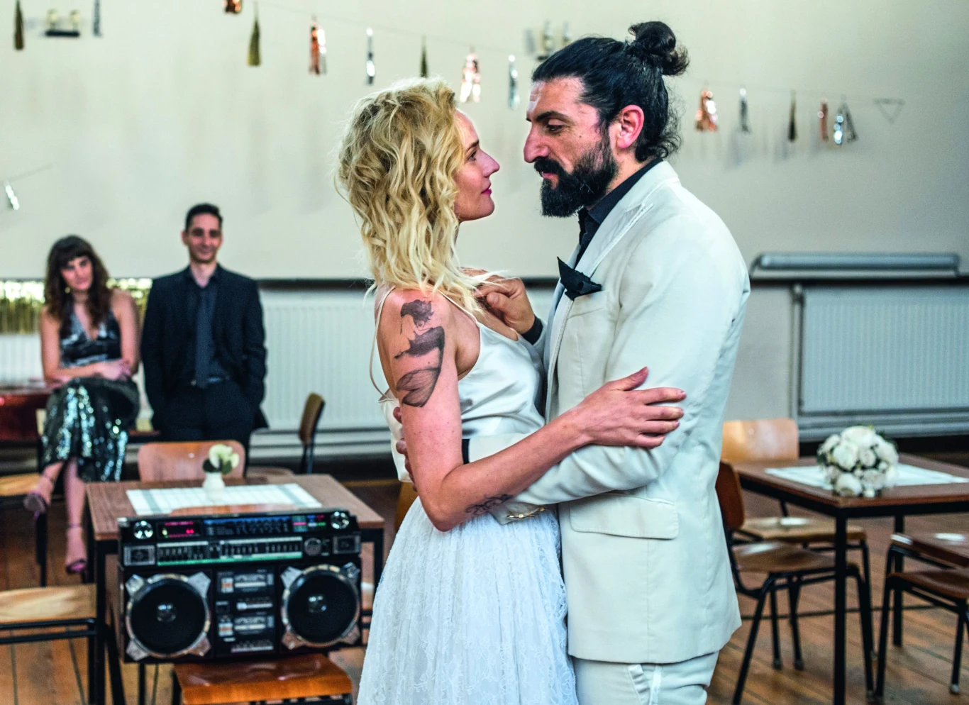 Od piątku możemy oglądać Diane Kruger w thrillerze "W ułamku sekundy. Reżyser Fatih Akin z myślą o aktorce skorygował scenariusz swojego filmu, zmieniając płeć głównego bohatera. Za rolę Katii - kobiety, której mąż i kilkuletni synek giną w zamachu bombowym - Kruger otrzymała Złota Palmę dla najlepszej aktorki na festiwalu w Cannes.

"Zagrała fantastycznie. Jest odważna i otwarta. To cechy, które czynią z niej wyjątkową i świetną aktorkę" - mówi reżyser Fatih Akin.