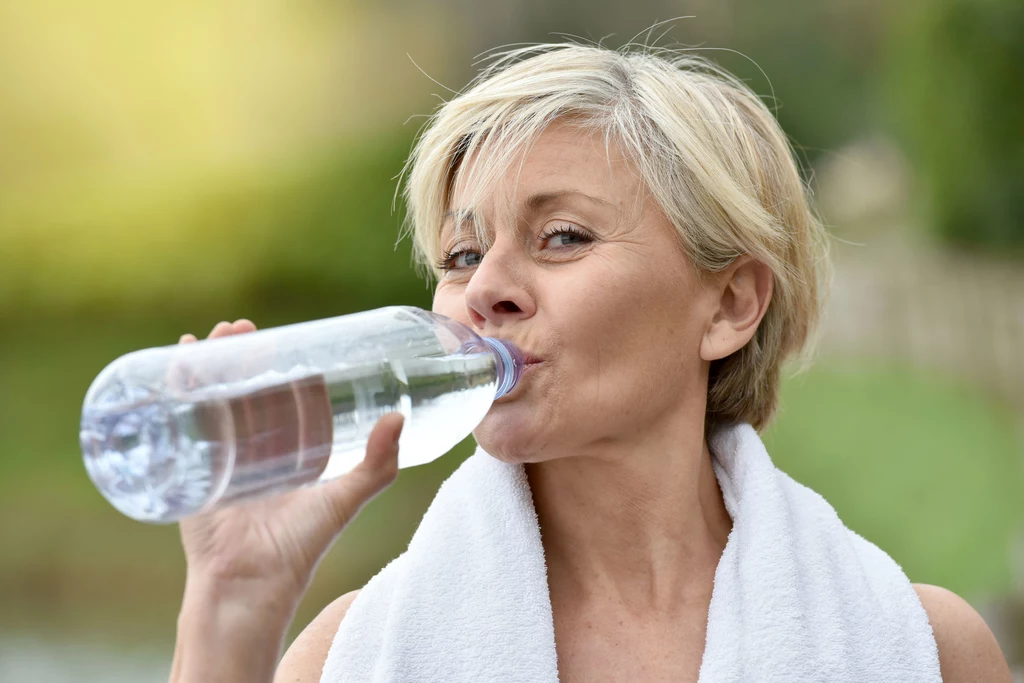 Codziennie pij niegazowaną wodę, 2-3 łyki co 20-30 minut Codziennie pij niegazowaną wodę, 2-3 łyki co 20-30 minut
