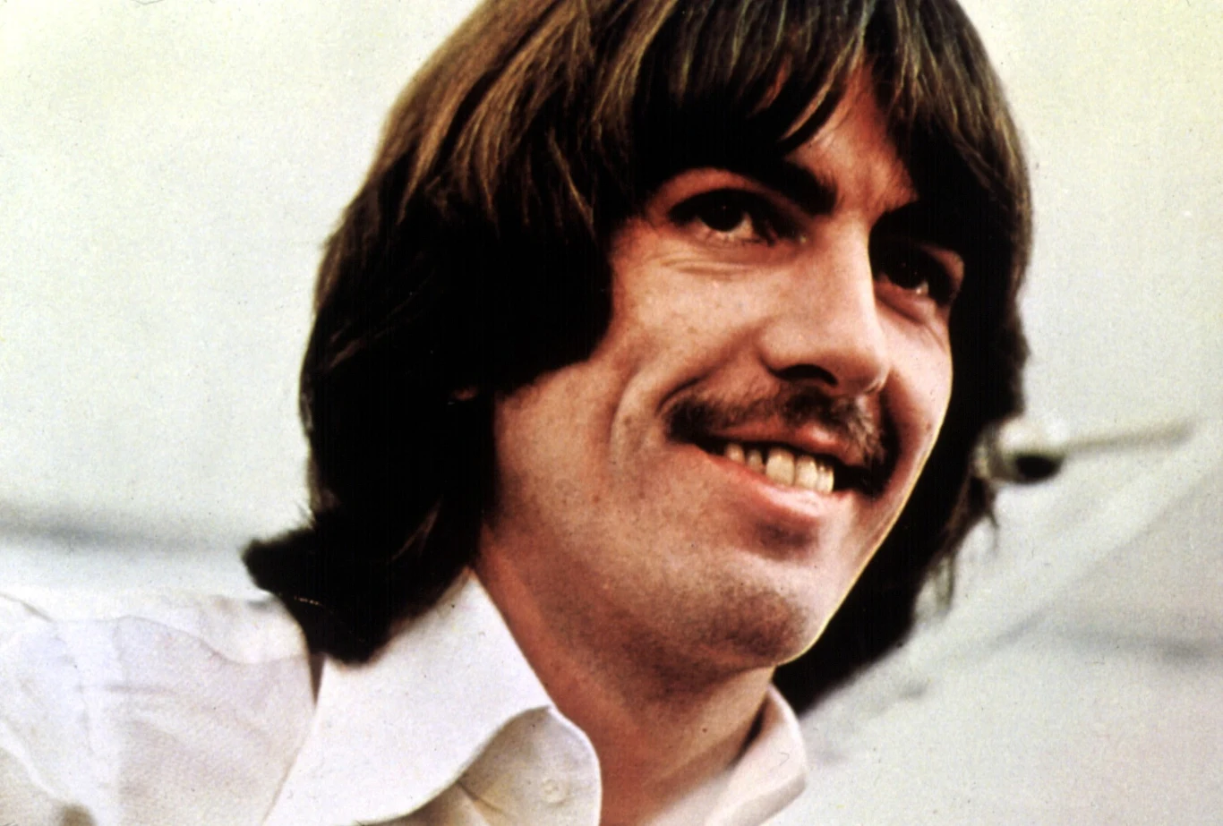 George Harrison urodził się 25 lutego 1943 roku w Liverpoolu. Był najmłodszym członkiem Beatlesów i dlatego uznał, że jego miejsce w zespole jest raczej w tle. Pod wieloma względami taka rola odpowiadała jego osobowości. Przylgnęła do niego opinia "milczącego Beatlesa". Niewątpliwie spośród wszystkich członków zespołu, on najmniej zabiegał o rozgłos. 