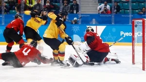 Matthias Plachta (drugi z lewej) strzela gola dla Niemców