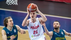 Zawodnik reprezentacji Polski Tomasz Gielo (C) oraz Lis Shoshi (L) i Dardan Berisha (P) z reprezentacji Kosowa 