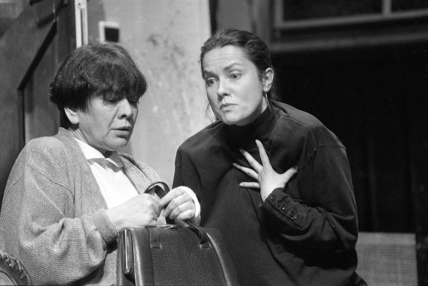Agnieszka Kotulanka (P) w 1994 roku w spektaklu "Czarna komedia" Petera Shaffera w rezyserii Marka Sikory w Teatrze Powszechnym