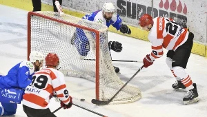 Adam Domogała (P) z Cracovii strzela gola w meczu z Unią Oświęcim 