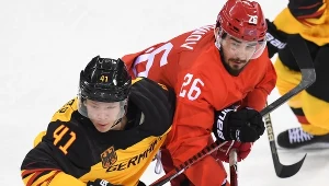 Jonas Muller i Wiaczesław Wojnow w finale turnieju hokejowego