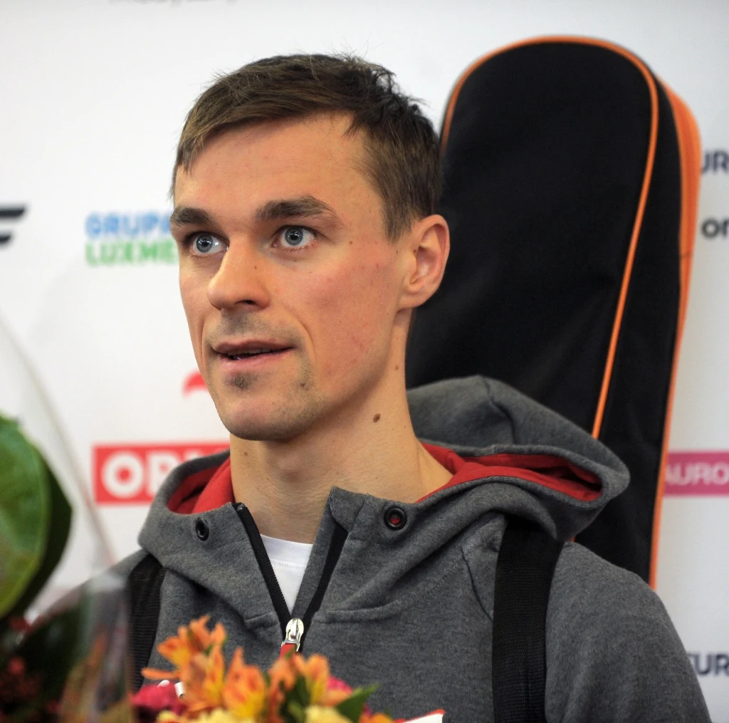 Piotr Żyła po powrocie z Pjongczangu. Niestety, na lotnisku zabrakło żony sportowca  Piotr Żyła po powrocie z Pjongczangu. Niestety, na lotnisku zabrakło żony sportowca