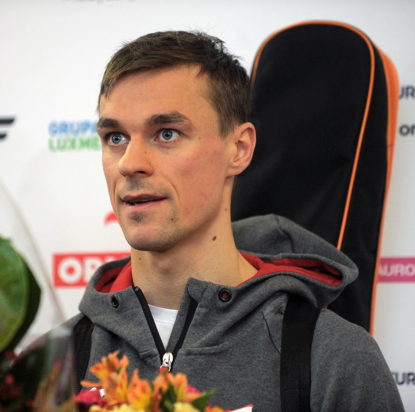 Piotr Żyła po powrocie z Pjongczangu. Niestety, na lotnisku zabrakło żony sportowca Piotr Żyła po powrocie z Pjongczangu. Niestety, na lotnisku zabrakło żony sportowca