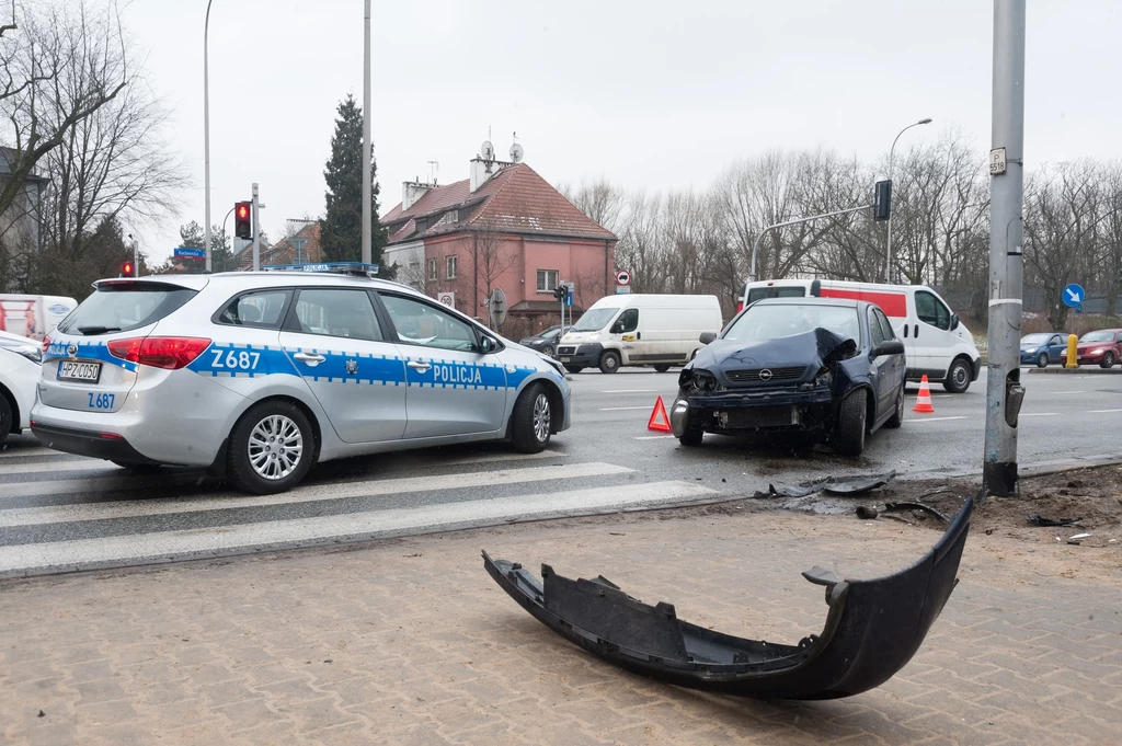 Policjant może zatrzymać prawo jazdy sprawcy kolizji, który nie rozumie swojej winy