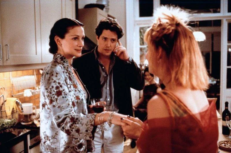 Jak na ironię, wybryk aktora wcale mu nie zaszkodził. Kariera amanta po aresztowaniu w Los Angeles nabrała rozpędu. Grant zaczął kręcić hit za hitem: "Notting Hill" (1999), "Dziennik Bridget Jones" (2001), "Był sobie chłopiec" (2002), "To właśnie miłość" (2003), "Dwa tygodnie na miłość" (2002), "Prosto w serce" (2007). Kinomani, nie tylko w Wielkiej Brytanii, szybko wybaczyli swojemu ulubieńcowi nieobyczajny wyskok. 

Na zdjęciu: Julia Roberts, Hugh Grant i Emma Chambers w filmie "Notting Hill" (1999)