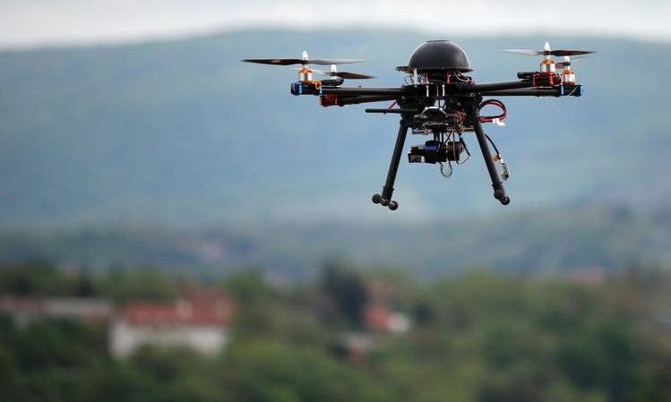 Naukowcy opracowują technologię pozwalającą dronom naprawiać drogi