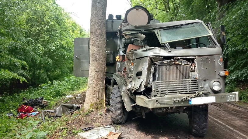 Do takich poważnych wypadków dochodzi rzadko, ale kolizje i wypadnięcia z drogi są częste /  Fot: PSP Ostróda