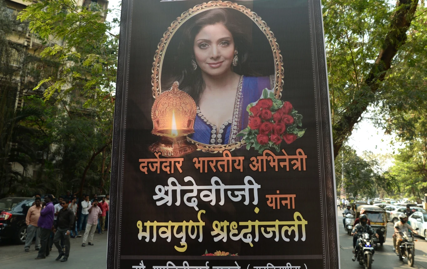 Premier Indii Narendra Modi napisał na Twitterze, że "jest zasmucony przedwczesną śmiercią znanej aktorki Sridevi".

"Była weteranką przemysłu filmowego, której długa kariera obejmowała różnorodne role i niezapomniane występy. Moje myśli są z rodziną i wielbicielami w tej godzinie smutku" - podkreślił.