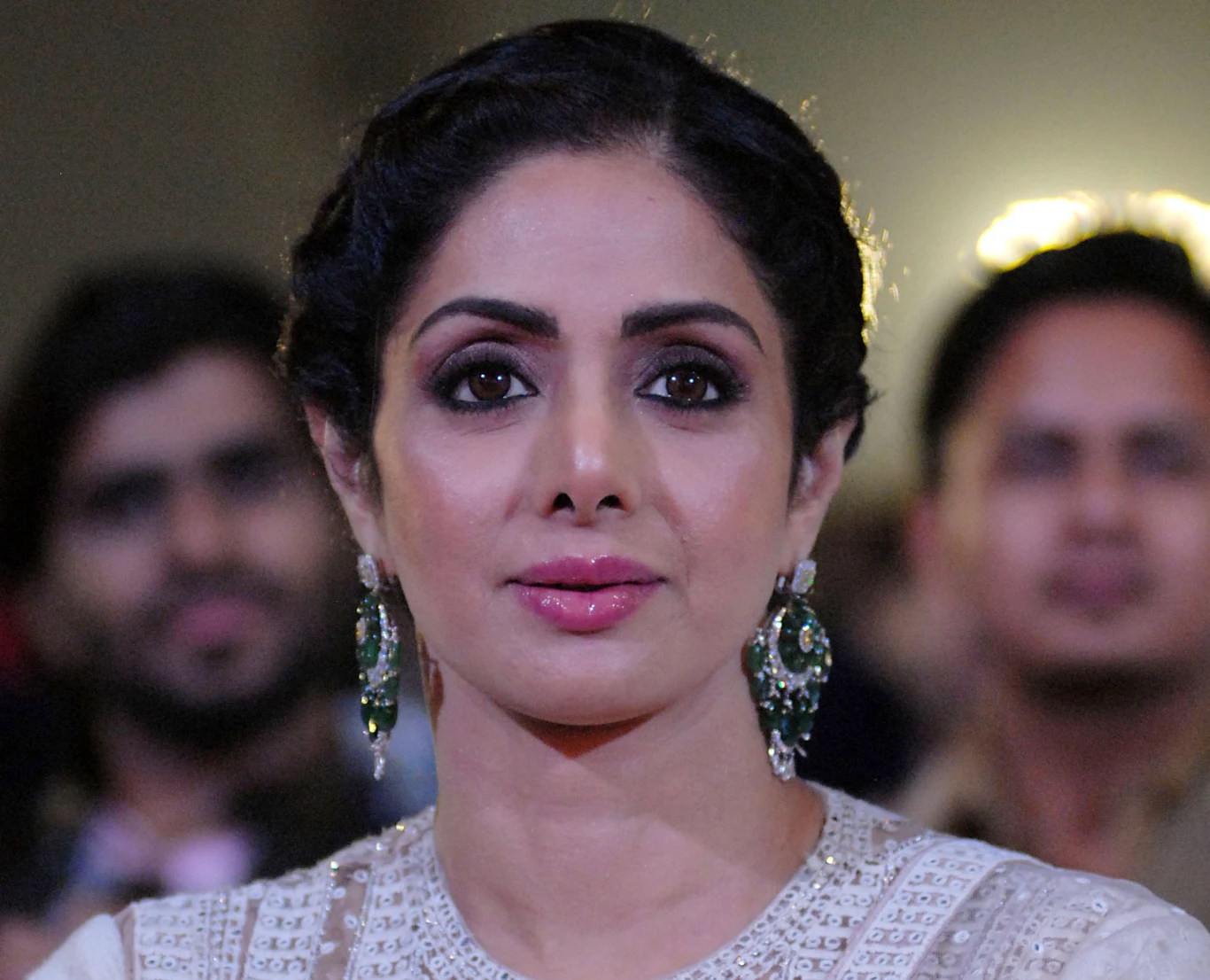 Kapoor przez ponad pięćdziesiąt lat zagrała w ponad 150 filmach, w tym w klasykach takich jak "Mr India", "Chandni" (Światło księżyca), "ChaalBaaz" (Oszust), czy "Sadma" (Wstrząs) - informuje BBC News.
Reklama

Z kolei Agencja Reutera pisze, że Sridevi wystąpiła w sumie w ok. 300 filmach, a w 2013 roku za wybitne osiągnięcia artystyczne otrzymała order Padma Shri, indyjskie odznaczenie cywilne, przyznawane przez rząd federalny Indii.