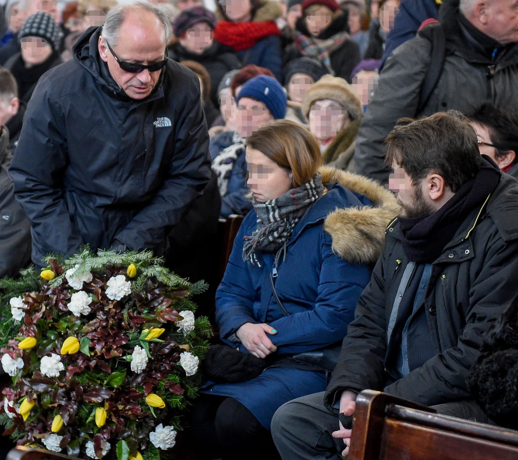 Paweł Wawrzecki pojawił się na pogrzebie Agnieszki Kotulanki. Złożył kondolencje jej dzieciom - Katarzynie i Michałowi