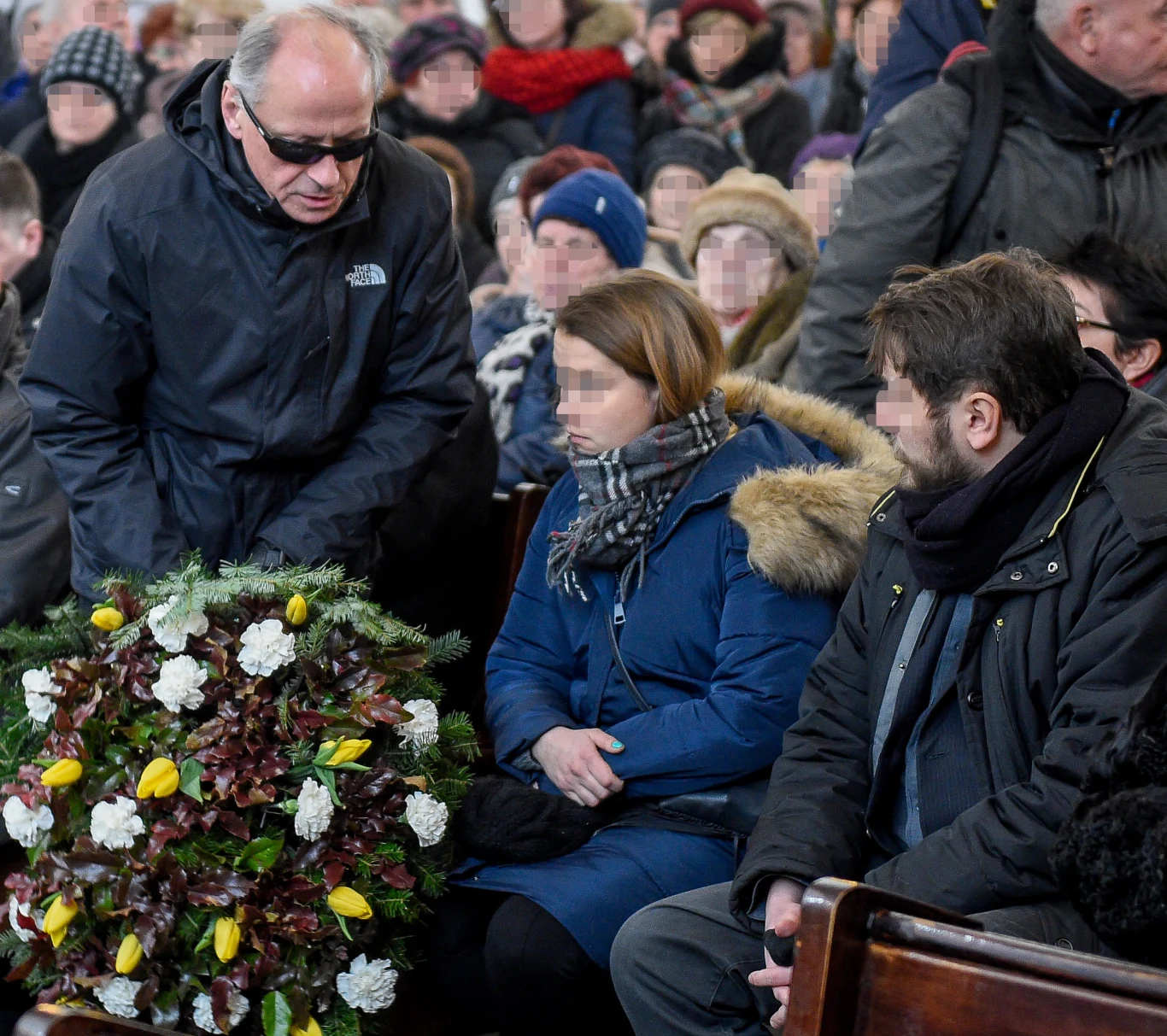 Paweł Wawrzecki pojawił się na pogrzebie Agnieszki Kotulanki. Złożył kondolencje jej dzieciom - Katarzynie i Michałowi Paweł Wawrzecki pojawił się na pogrzebie Agnieszki Kotulanki. Złożył kondolencje jej dzieciom - Katarzynie i Michałowi