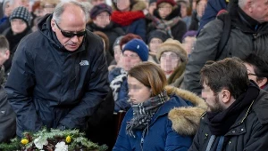 Paweł Wawrzecki pojawił się na pogrzebie Agnieszki Kotulanki. Złożył kondolencje jej dzieciom - Katarzynie i Michałowi