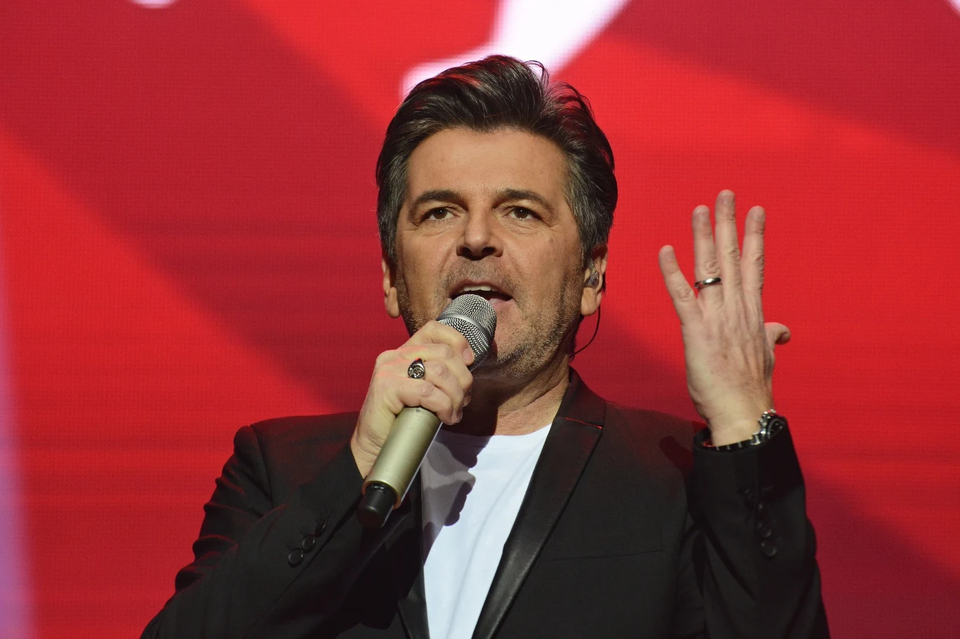 Wokalista uwielbia koncertować w Polsce. Nasz kraj odwiedza każdego roku, a jego ostatni występ odbył się podczas Sylwestra Marzeń w Zakopanem. 