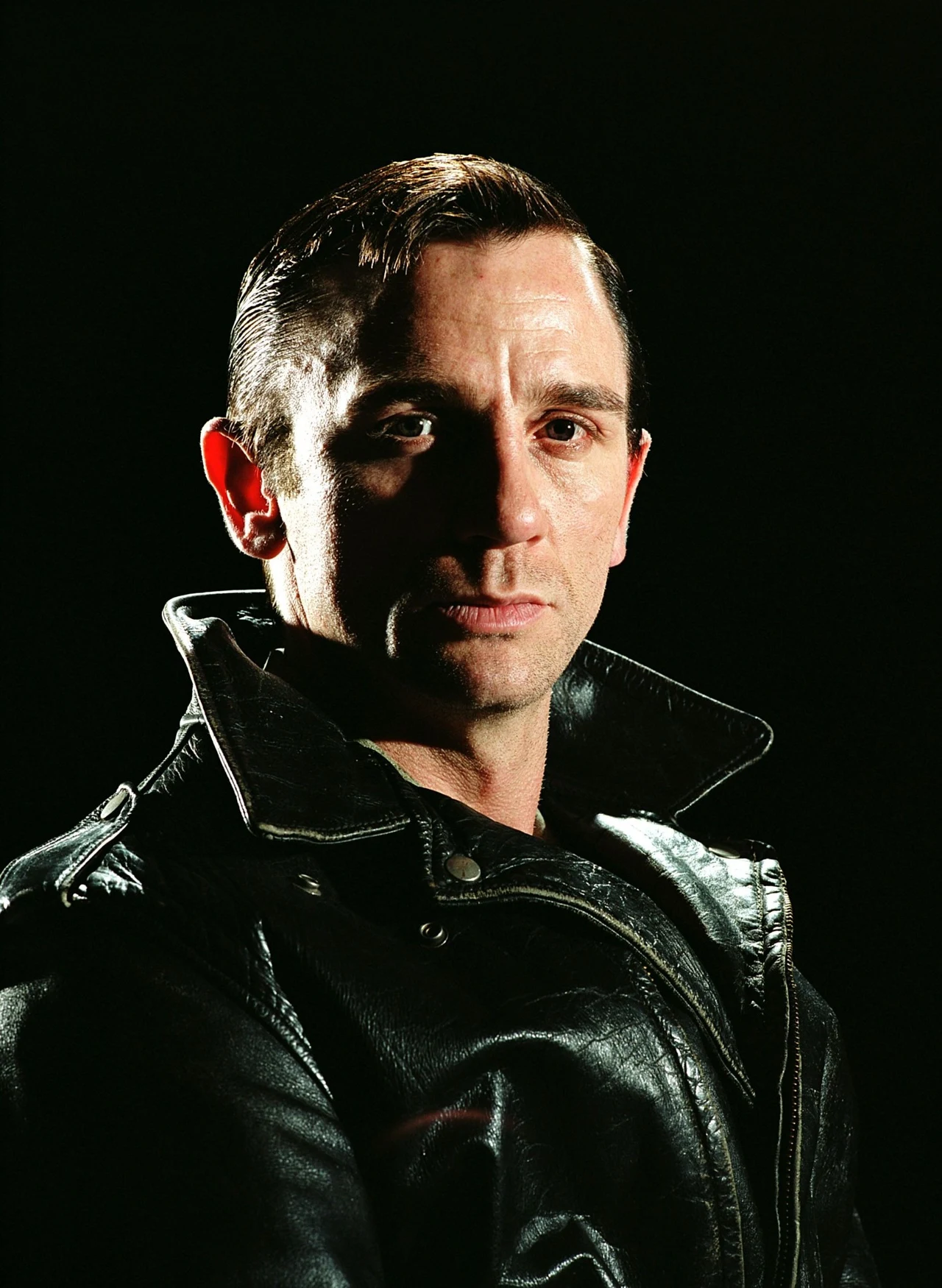 Zanim jednak Craig zaprezentowany został jako następca Pierce'a Brosnana, wystąpił jeszcze w dwóch ważnych dla siebie filmach. Jednym z nich był głośny obraz Stevena Spielberga "Monachium" (2005), opowiadający historię izraelskiej specgrupy, która otrzymała zadanie zabicia członków palestyńskiej terrorystycznej organizacji Czarny Wrzesień.

O wiele większym wyzwaniem była jednak rola w filmie "Bez skrupułów" (2006), opowiadającym o relacji łączącej amerykańskiego pisarza Trumana Capote'a (Tobey Jones) z Perrym Smithem - jednym z bohaterów jego głośnej "dokumentalnej powieści" "Z zimną krwią". Kreacja Craiga jako oczekującego na wyrok śmierci zabójcy pozostaje jedną z najlepszych w jego karierze. I najmniej docenianych.