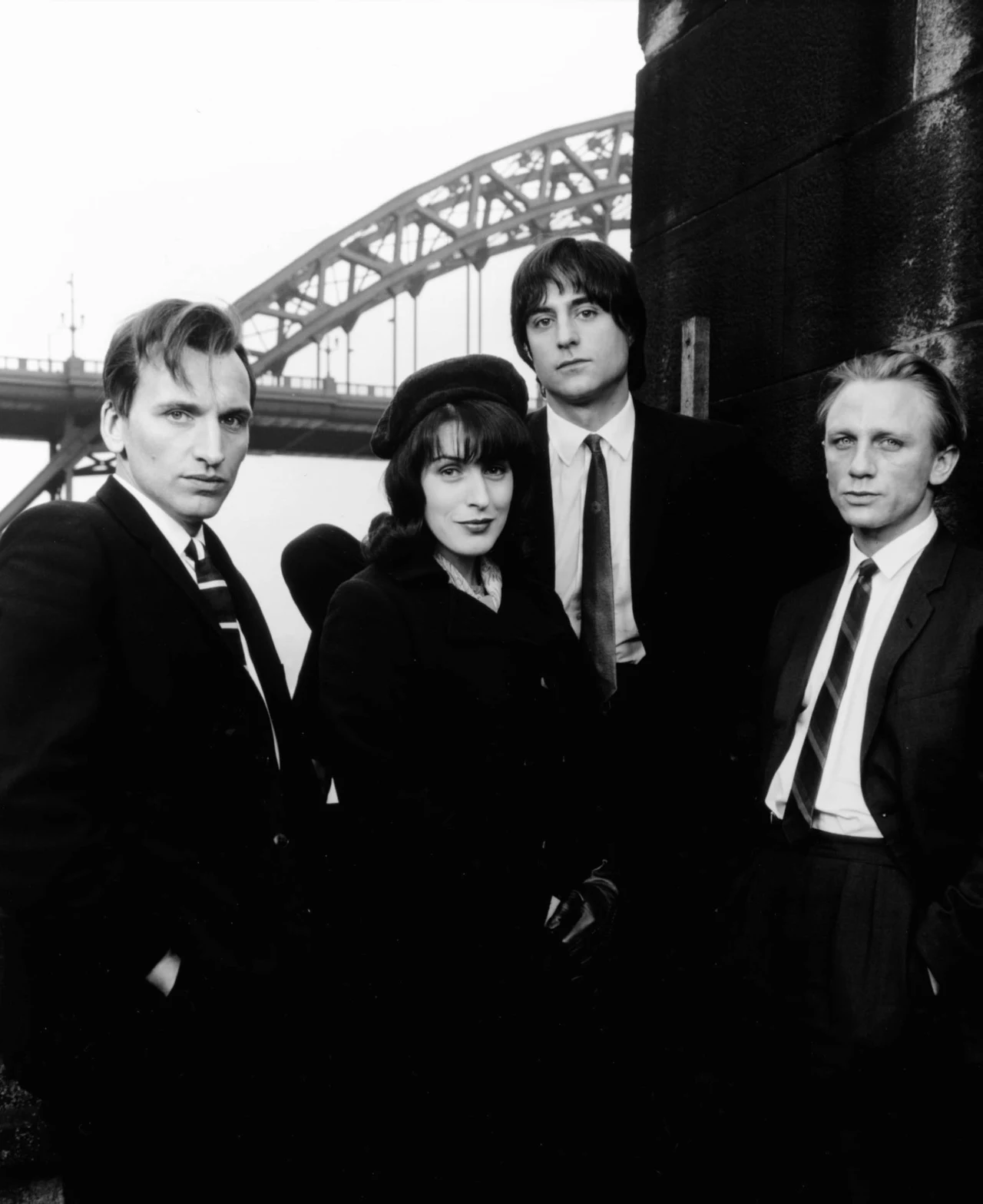 Aktor pierwsze triumfy święcił jednak na telewizyjnym ekranie. Na początku lat 90. wystąpił bowiem w szeregu telewizyjnych produkcji, m.in. w serialu "Zorro", mini-serii "Our Friends in the North", czy jednym z odcinków "Opowieści z krypty".