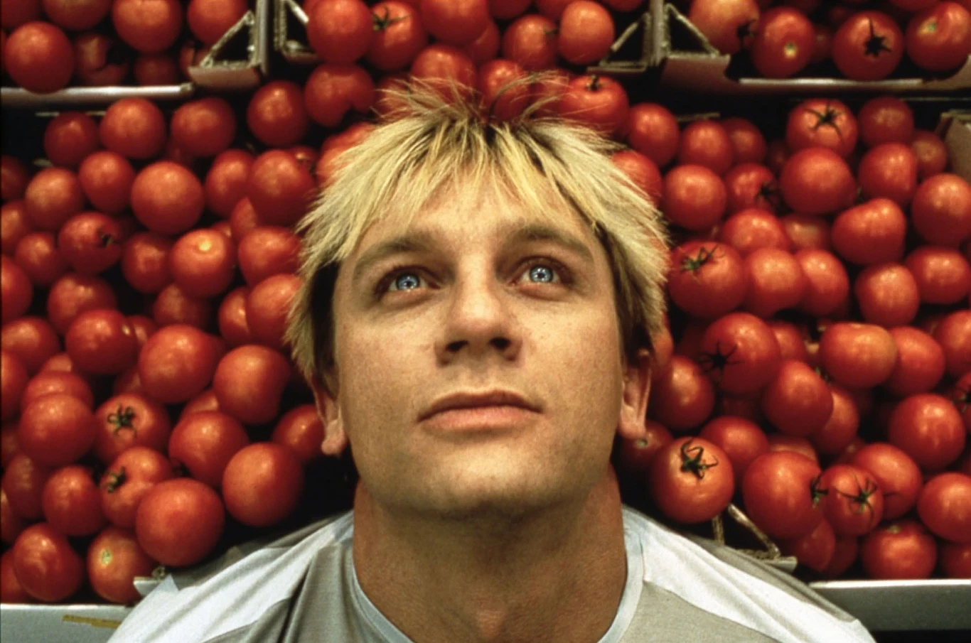 Kolejną ważną rolą w filmografii Daniela Craiga był występ w obyczajowym dramacie "Głosy" (2000), w którym wcielił się w postać pogodnego schizofrenika, próbującego ułożyć sobie życie po wyjściu ze szpitala. Reżyser filmu, uznany telewizyjny realizator Simon Cellan-Jones, pamiętał Craiga jeszcze z czasów współpracy przy serialu "Our Friends in the North"; postanowił więc zaproponować staremu znajomemu trudną, pierwszoplanową rolę.

Film, który zadebiutował w prestiżowej sekcji "Director's Fortnight" na festiwalu w Cannes, został okrzyknięty jednym z najlepszych brytyjskich obrazów 2000 roku; pech polegał na tym, że sukces "Głosów" zagłuszony został przez inny niespodziewany hit brytyjskich ekranów - "Billy'ego Elliotta". Krytycy docenili jednak "tętniącą życiem ekspresywność" kreacji Daniela Craiga, który dzięki występowi w "Głosach" znalazł się w prestiżowym gronie Shooting Stars - obiecujących europejskich talentów aktorskich.